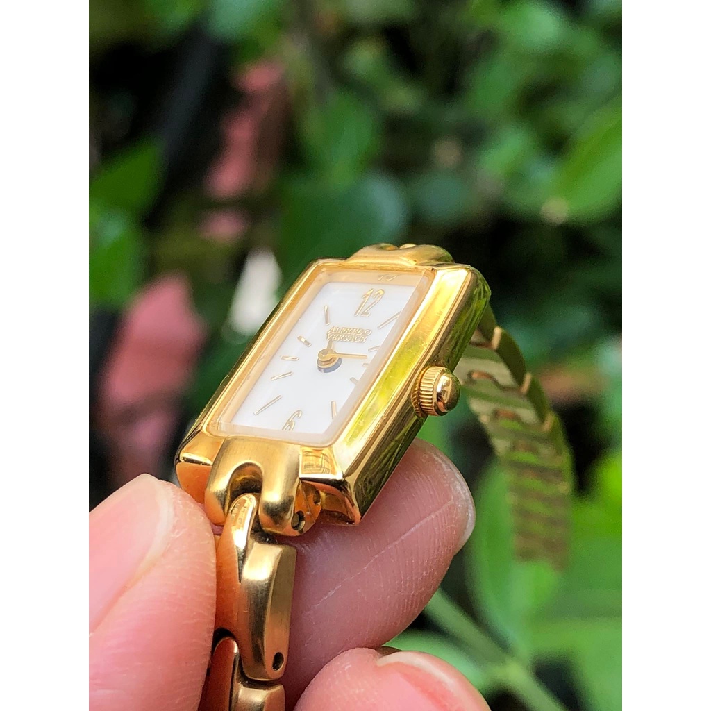 Đồng hồ lắc nữ hiệu Ver.sace, dây thép đúc không gỉ, hàng đã qua sử dụng