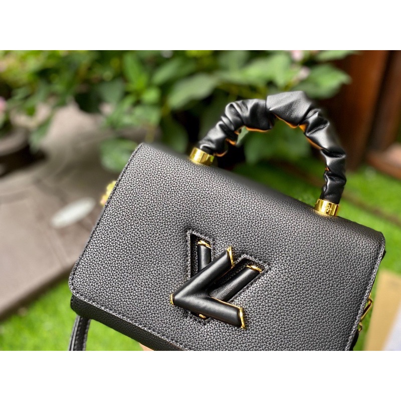 Túi đeo chéo twist handle lv
