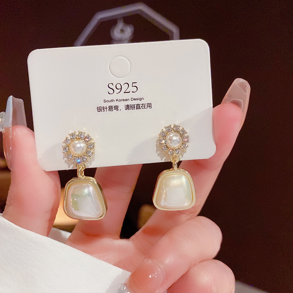 Khuyên Tai Đính Ngọc Trai Nhân Tạo Màu Bạc/Xanh Lá/Đỏ Hình Tròn Thời Trang Cho Nữ