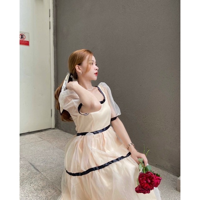 Đầm xoè viền cổ u