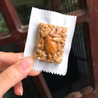Kẹo hướng dương hạnh nhân 0,5kg