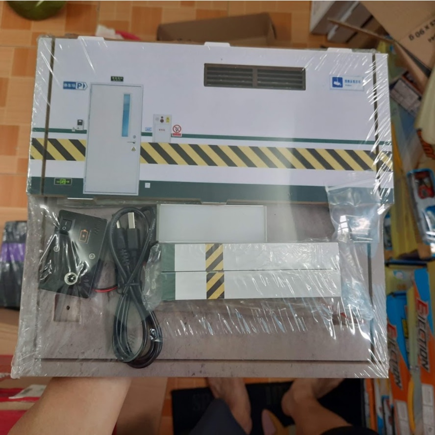 Gara trưng bày xe mô hình 1 xe ô tô tỉ lệ 1:18 bằng gỗ có đèn chiếu sáng