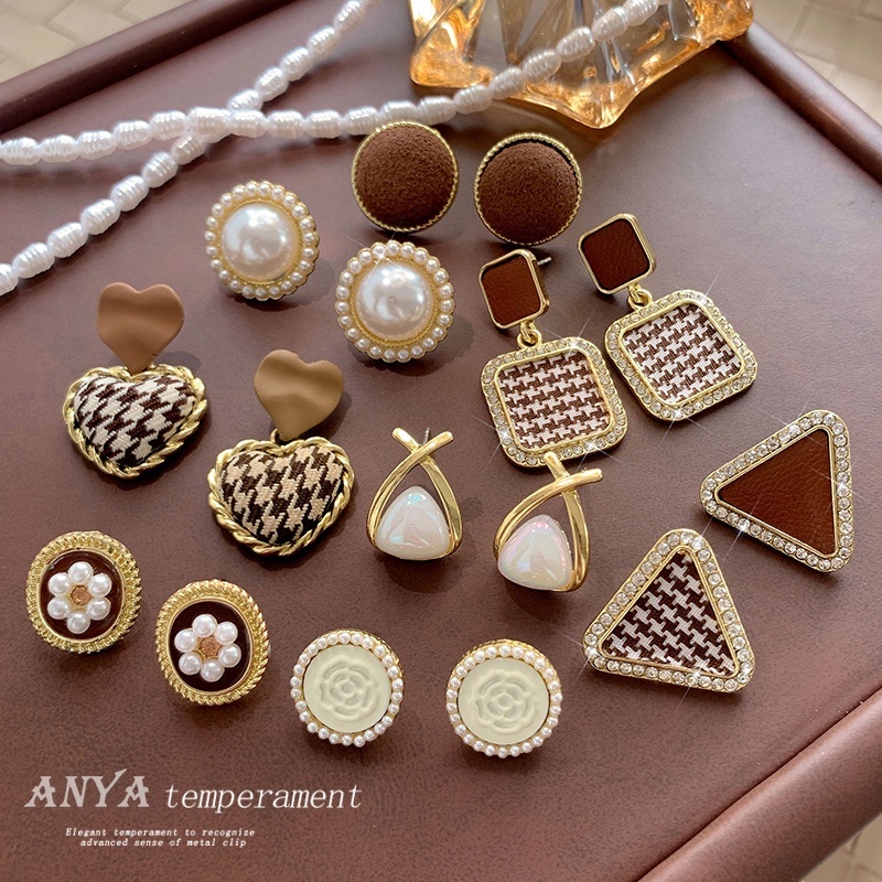 Bông Tai Đính Ngọc Trai Màu Cà Phê Phong Cách Hàn Quốc Thời Trang Thu Đông Cho Nữ