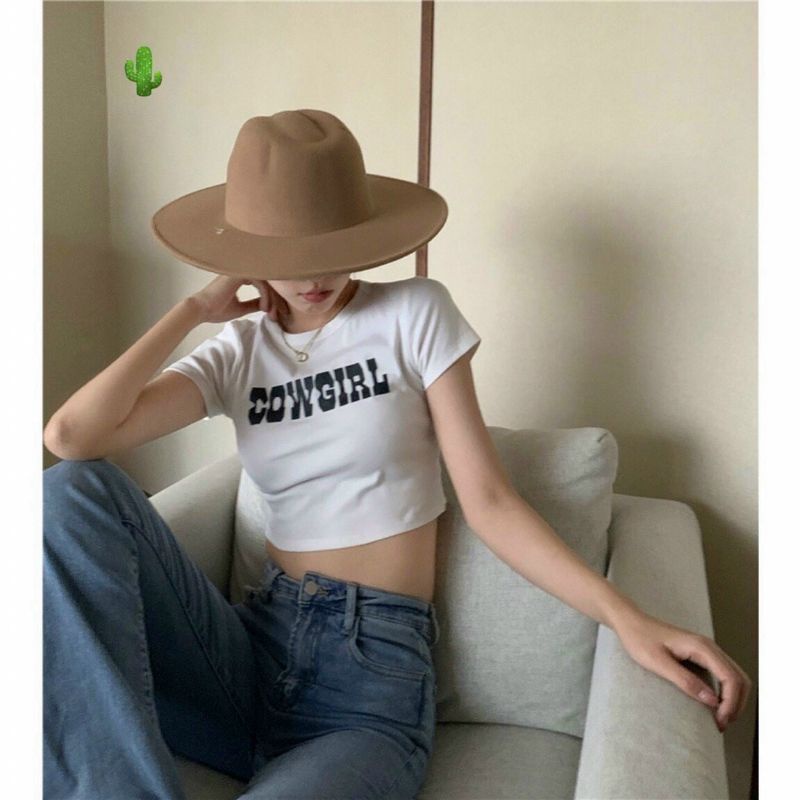 Áo thun croptop in chữ COWGIRL