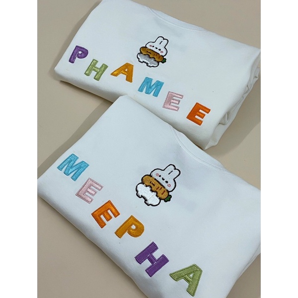 Áo sweater thêu theo yêu cầu chất lót bông dày dặn.