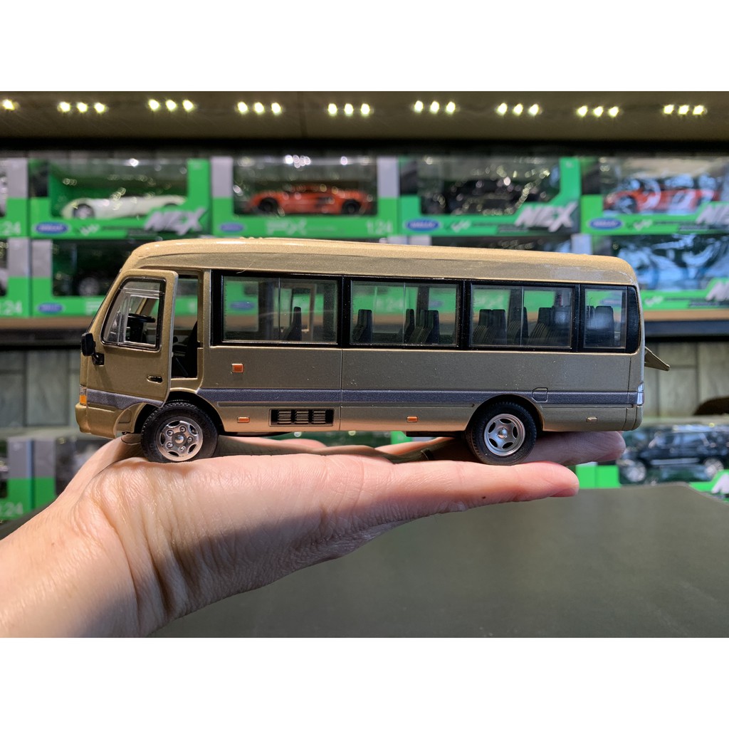 Mô hình xe Bus Toyota Coaster CMB tiỉ lệ 1.32