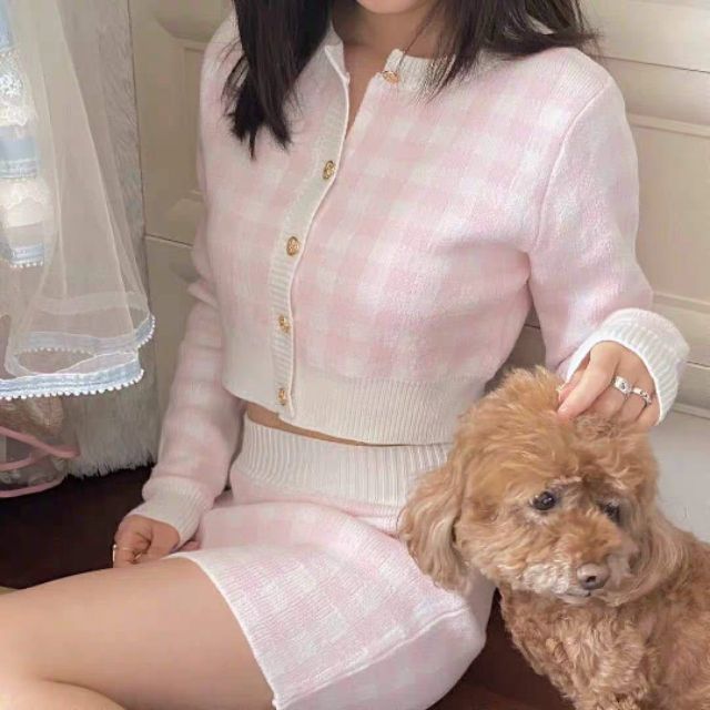 (Sẵn hồng) Set đồ len caro tiểu thư mùa thu 3 món: Áo khoác cardigan + chân váy bút chì + áo croptop 2 dây | BigBuy360 - bigbuy360.vn