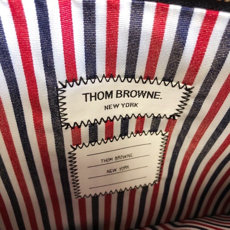 Túi clutch họa tiết tăm cổ điển về hàng, da bò sản xuất đơn giản, phóng khoáng, bên trong là vải dệt ba màu thom browne