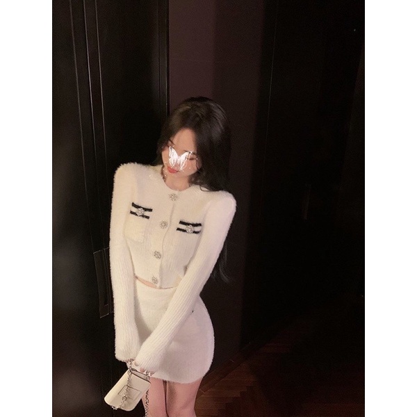 Áo khoác len cardigan + chân váy ôm body