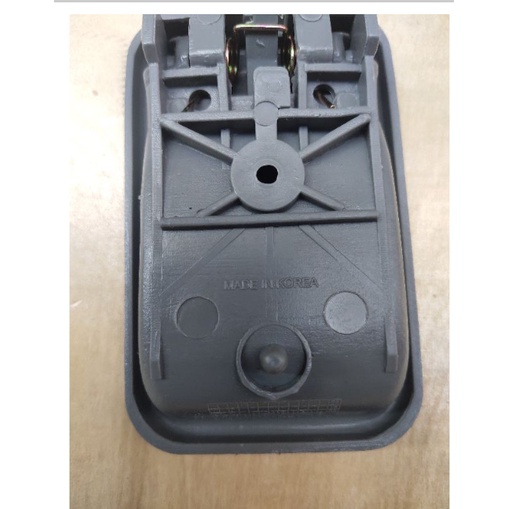 Tay mở cửa trong Kia Pride CD5, Kia 4 chỗ xe dậy lái.