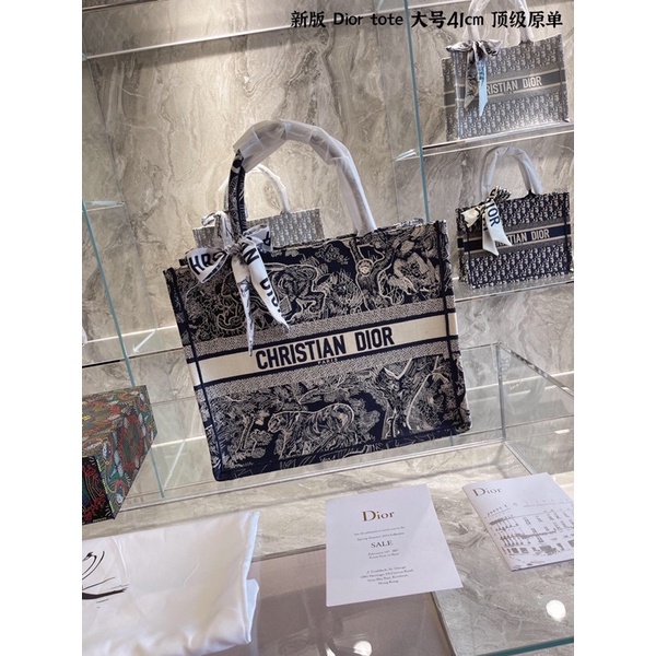 Túi mua sắm thêu động vật Dior Booktote rất đẹp tay cầm cuốn khăn lụa dior CD