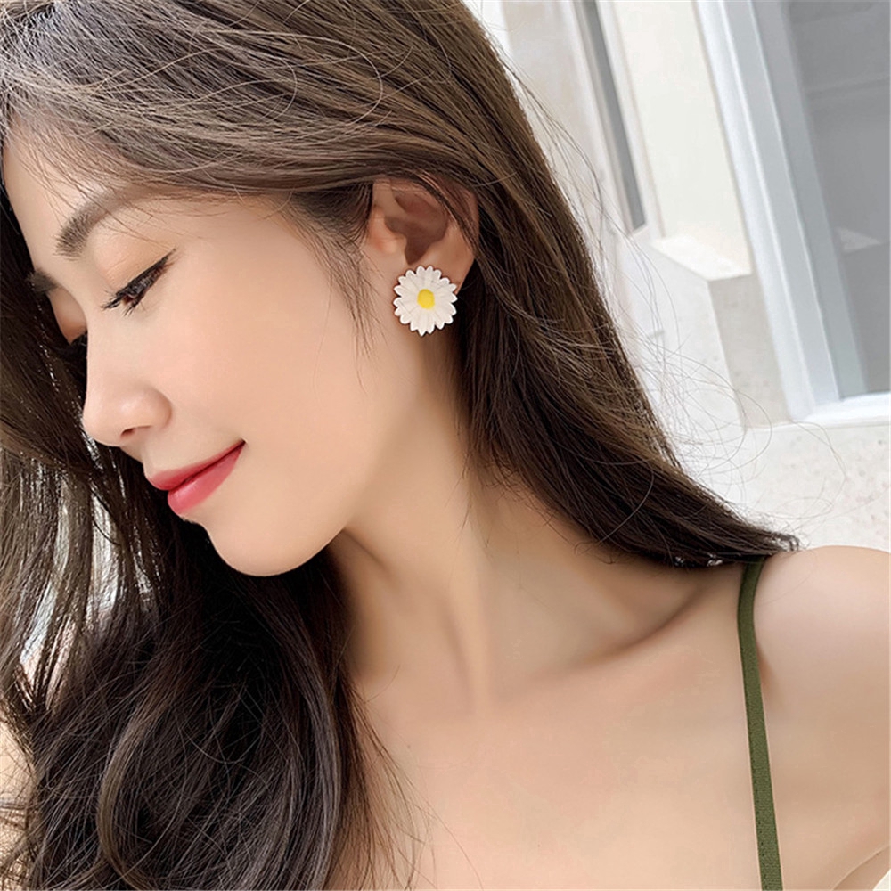 Khuyên tai hình hoa cúc nhựa đơn giản phong cách Hàn Quốc dành cho nữ