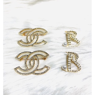 Cài áo nam nữ phối logo đính đá. Có 2 kiểu