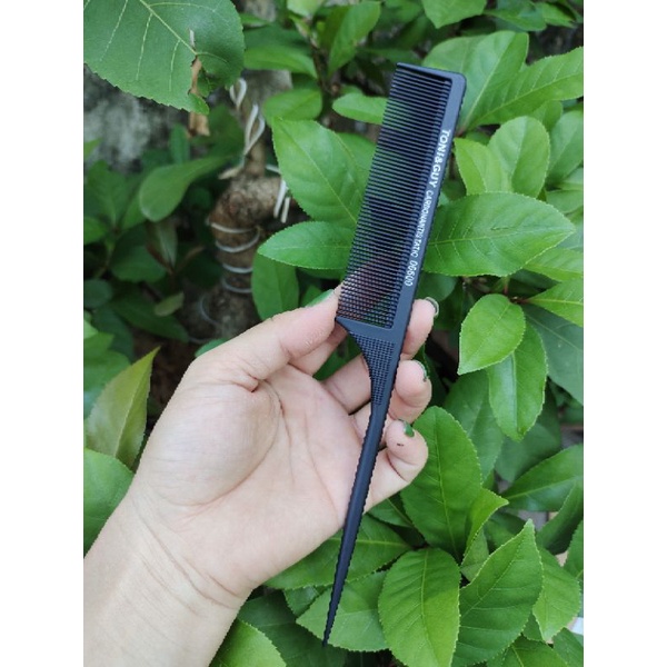 Lược đuôi nhọn, rẽ ngôi làm tóc