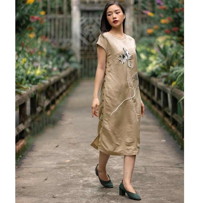 Đầm suông Linen bột Premium thêu hoa phối khuy sườn hàng thiết kế - Be vàng