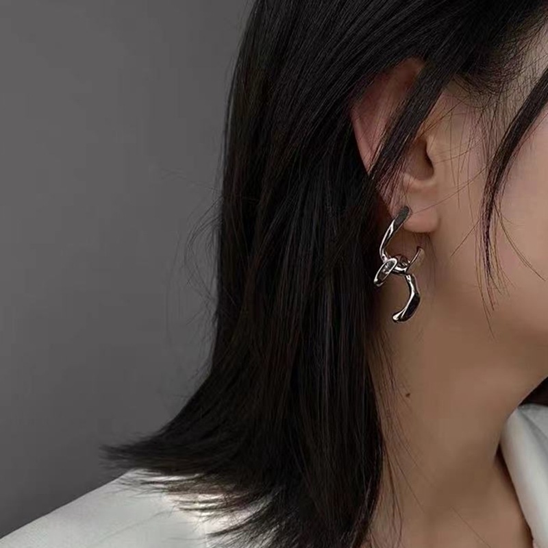 Khuyên Tai Chữ C Đôi Phối Kiểu Cách Thời Trang Độc Đáo