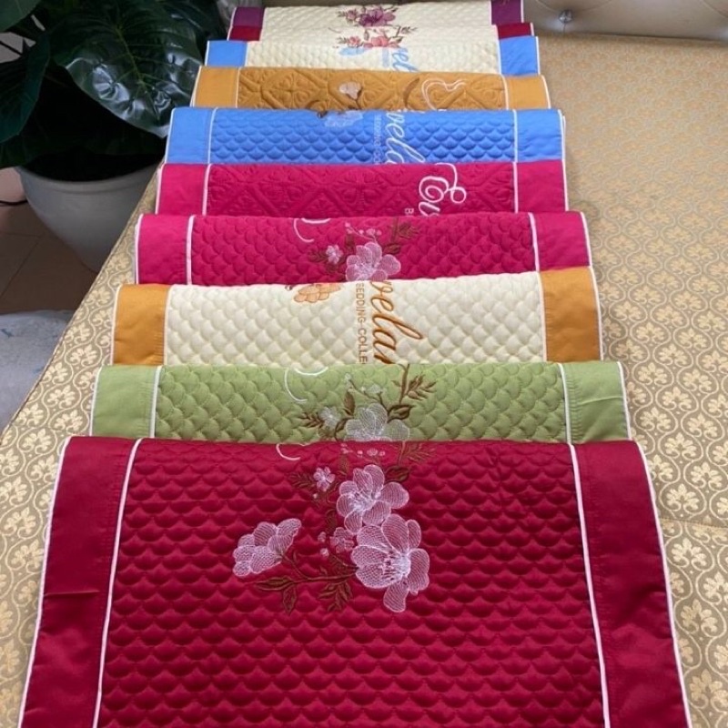 Đôi Vỏ Gối sateen màu thêu hoa Bốn Mùa Bedding, Kích thước 45x65cm, chất liệu poly sateen bền đẹp, mặt trần bông,có khoá