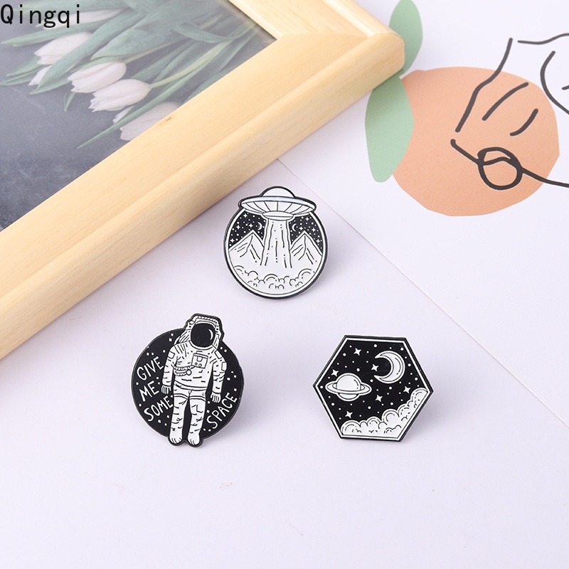 Ghim cài áo Miss Zoe màu trắng đen phong cách hoạt hình