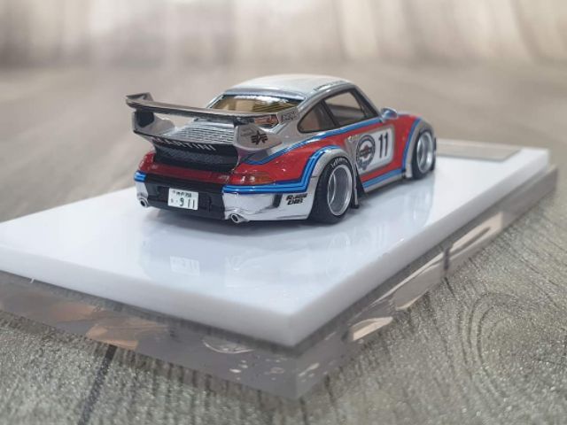 Xe Mô Hình Porsche 911 (993) Rauh-Welt Begriff Rough Rhythm-Martini&lt;br&gt;&lt;br&gt;-Tỉ lệ : 1:64 &lt;br&gt;- Hãng sản xuất : Fuelme ( Bạc )