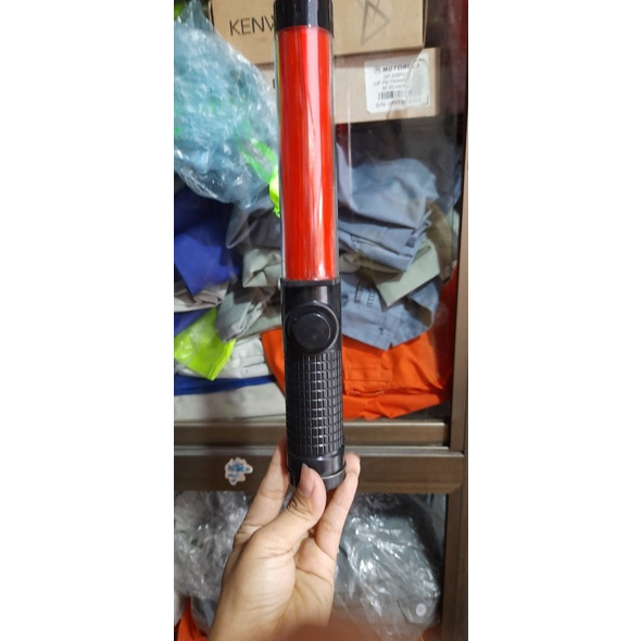 Gậy đèn led chỉ huy giao thông có còi 120 decibel, pin sạc chống va đập