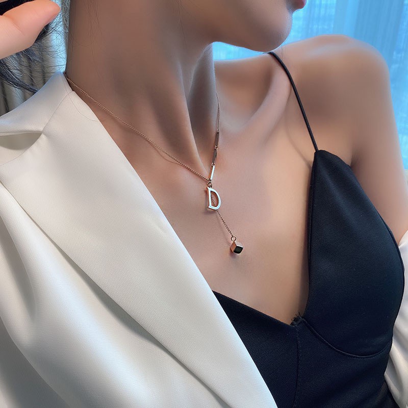 Dây chuyền bằng thép titan mạ vàng hồng 18K hình chữ D/ hình vuông nhỏ phong cách Hàn Quốc Dongdaemun khí chất sáng tạo