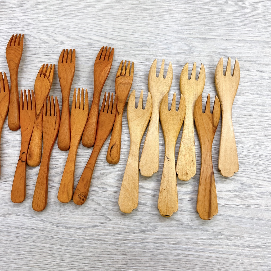 Nĩa gỗ nhỏ ăn trái cây rất xinh 12*3cm sang trọng - sạch sẽ