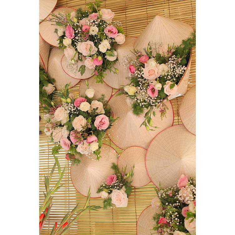 Nón lá để cắm hoa