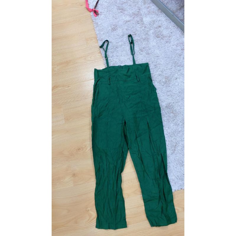 đồ bay (jumpsuits) yếm xanh lá size M/M+. A125