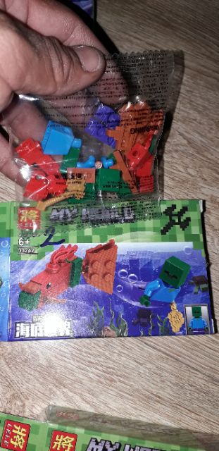 Lắp ráp 1 hộp LegoMinecraff_MyWord săn thủy quái 33242 có nhiều chi tiết bằng nhựa ABS rất đẹp