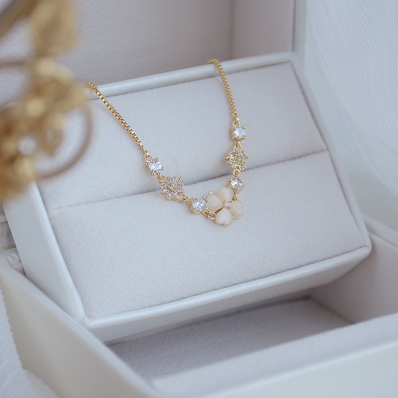 Vòng tay mạ vàng 18K đính đá zircon mặt hình cỏ bốn lá xinh xắn