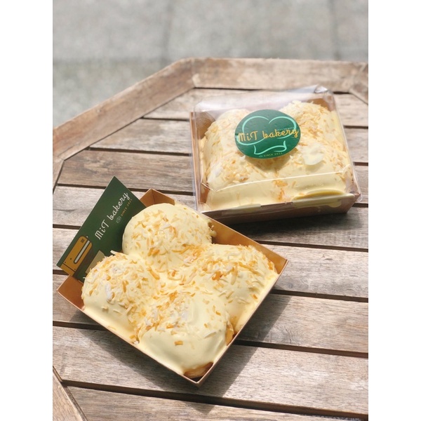 Bánh mì trà sữa trân châu kem trứng dừa nướng