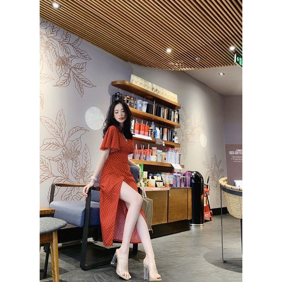 Váy chấm bi đỏ xẻ tà