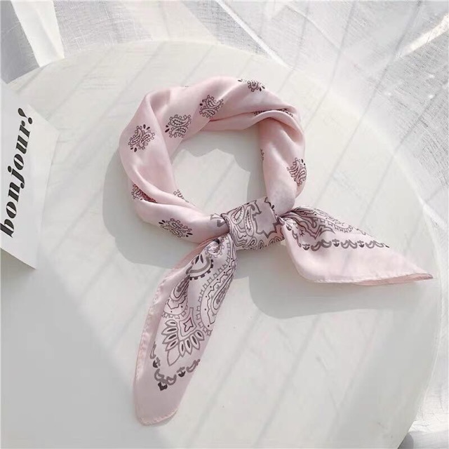 Khăn bandana lụa màu hồng nhạt. (Size 70x70)