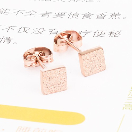 Bông Tai Hình Vuông Nhỏ Có Phun Cát Titan Không Đen TT 2405