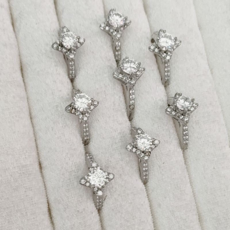 Nhẫn nữ inox đính đá cao cấp không đen (hình thoi)