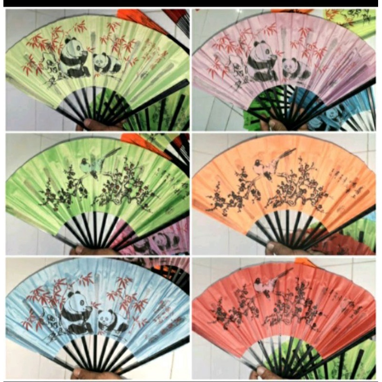 Một chiếc quạt nan Nhựa Vải có 10 nan và dài 24 cm có in hình (chỉ phân loại màu còn hình ngẫu nhiên)