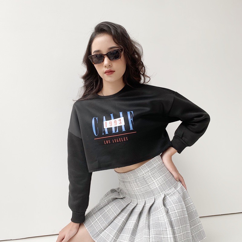 Áo nỉ croptop màu den in Cali 1993 (FFTW20W21SK)