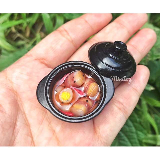 Thịt kho thu nhỏ bằng đất sét