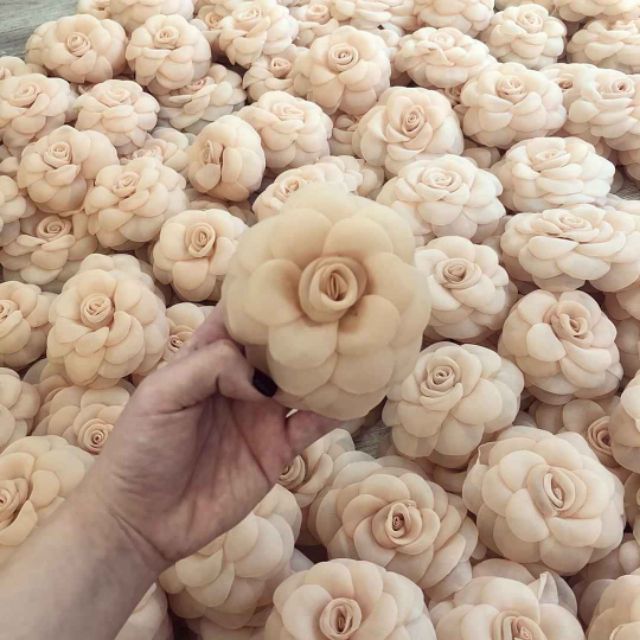 Hoa cài áo váy - Hoa trà cài áo kèm hộp đựng