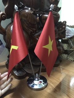 Cờ để bàn đảng Việt