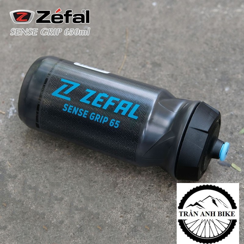 Bình nước xe đạp Zefal Sense Grip 650ml - Màu khói
