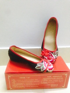 Giày vải thêu( sẵn size 37. Hàng oder)