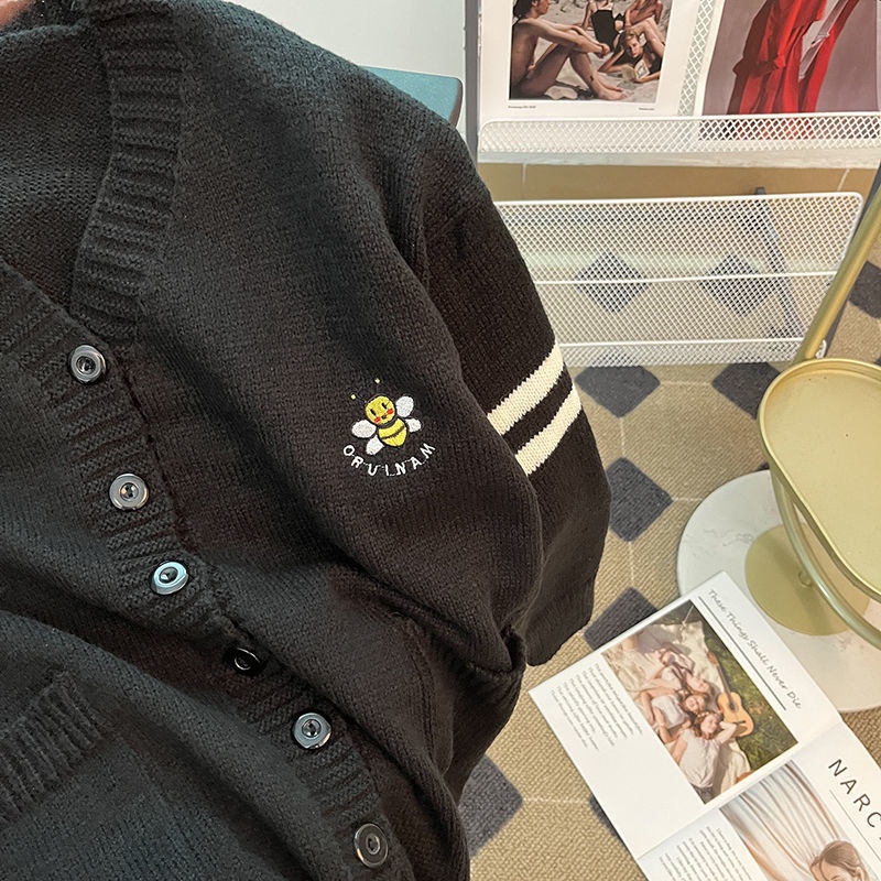Áo Khoác Cardigan Dệt Kim Cổ Chữ V Hoạ Tiết Kẻ Sọc Phối Chú Ong Nhỏ Xinh Xắn