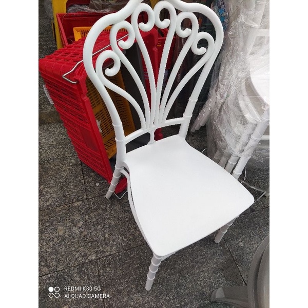 ghế tựa đại vương miện giá hấp dẫn