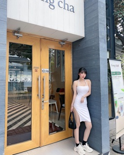 Đầm yếm xẻ tà