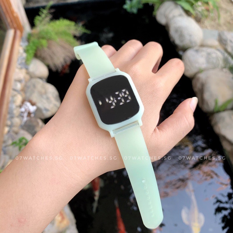 [watches.sg] Đồng hồ thời trang cảm ứng cho nam và nữ dây caosu dẻo mini | BigBuy360 - bigbuy360.vn
