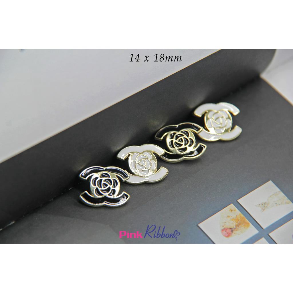 Charm chữ X hình hoa có tai treo màu đen-trắng