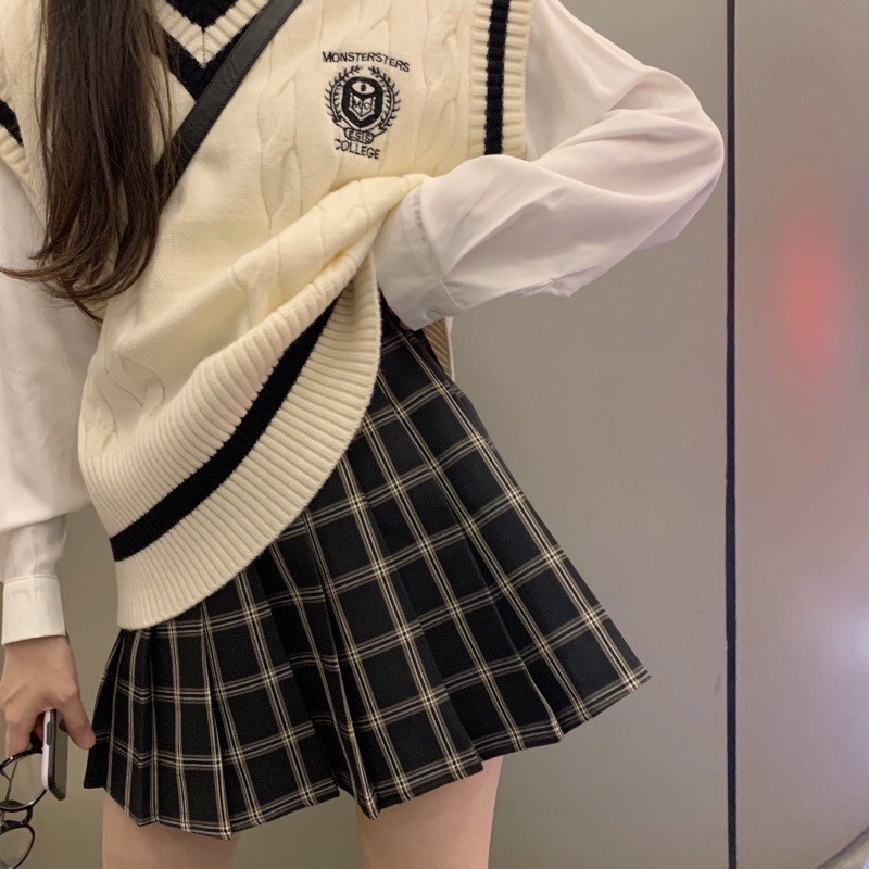 Set áo sơmi trắng tay dài phối gile len thêu phù hiệu, chân váy caro xếp ly lưng cao phong cách đồng phục học sinh