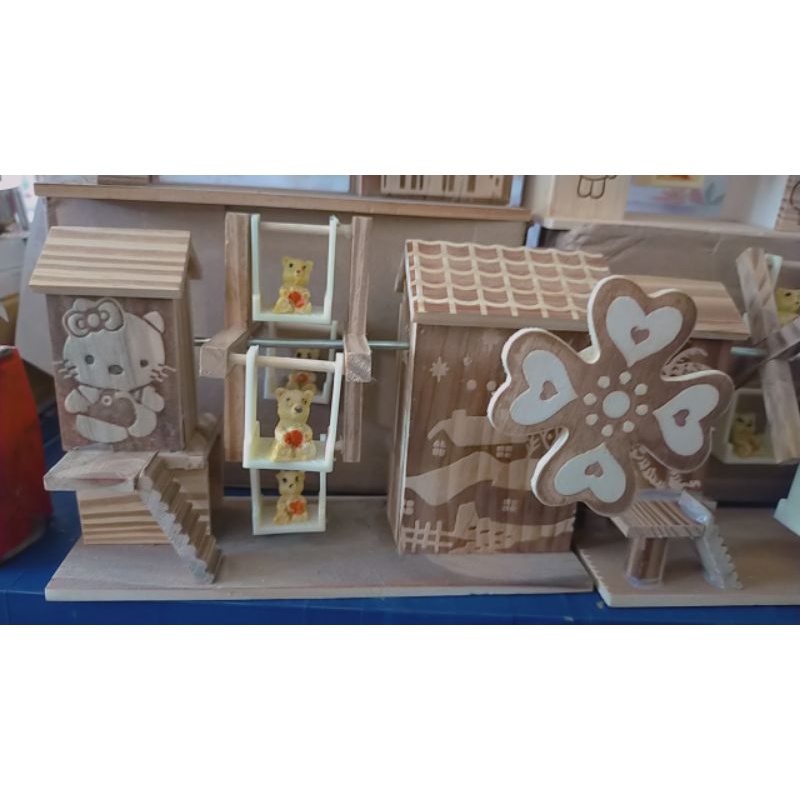 Nhà cót bằng gỗ có nhạc