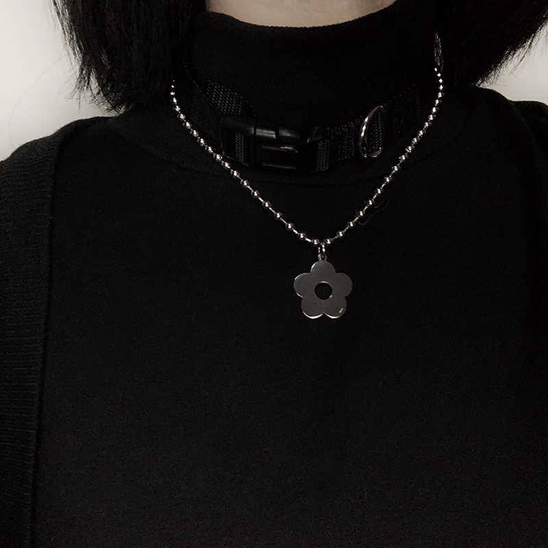 Dây Chuyền Titan Mặt Hình Bông Hoa Phong Cách Retro